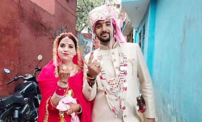 NEW-MARRIED-CUOPLE-VOTING