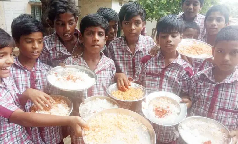 GOVT-SCHOOL-STUDENT-FOOD