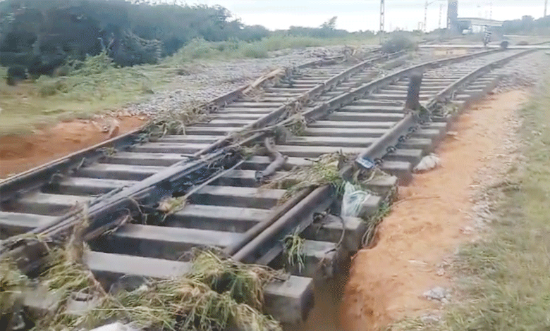 TELANGANA-ANDHRA-TRAINS-CAN