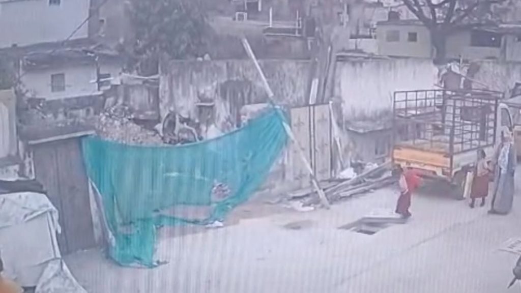 Hyderabad-school-girl-falls-into-open-manhole-in-Yakutpura-13