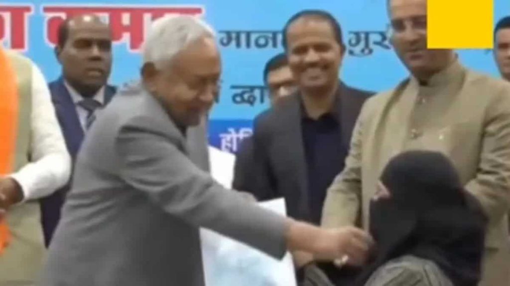Nitish-Kumar-pulls-womans-niqab-during-gathering-4