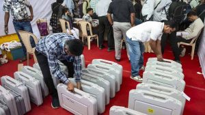 Mumbai-Polling-officials-collect-EVMs-9