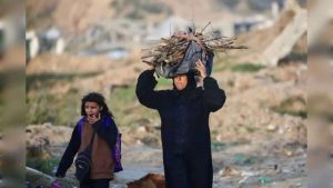 A-Palestinian-woman-carries-firewood-in-Nuseirat-refugee-camp-in-central-Gaza-on-December-31-2025-6-1536x864
